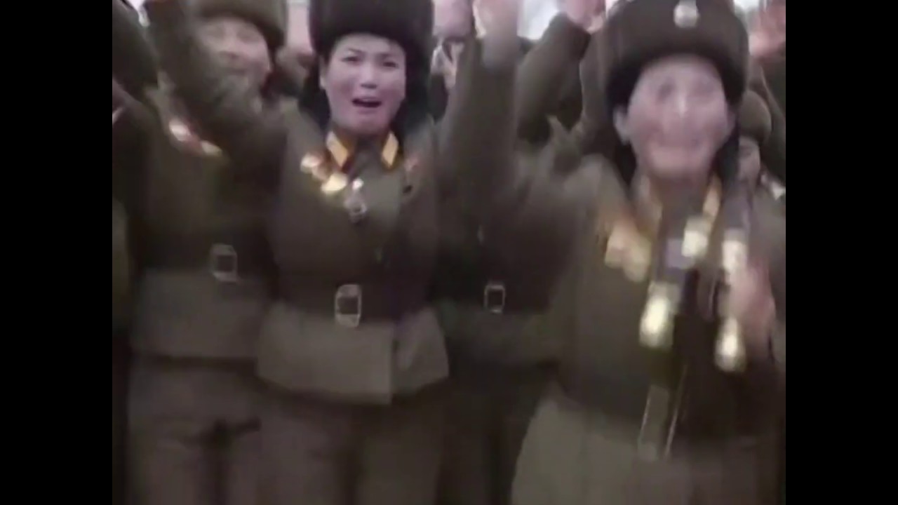 金正恩视察朝鲜女兵军营 女兵神情激动