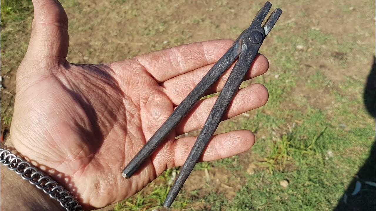 Forging a set of mini tongs, using BOTH hands!