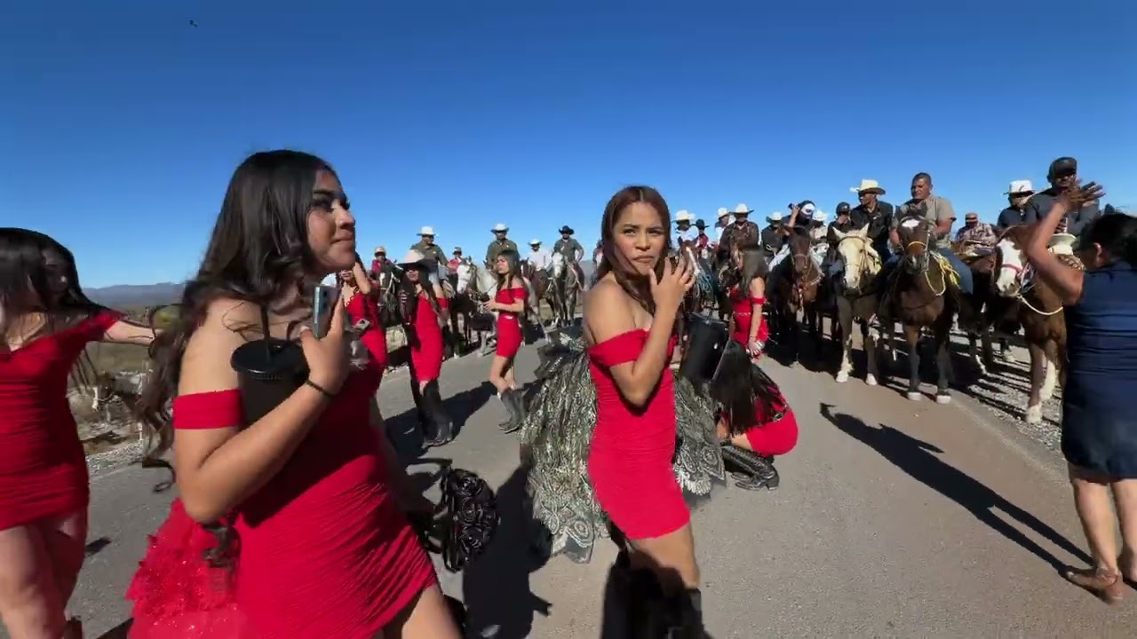 🔥 Quinceañera Bailando en la Carretera Rodeada de Hombres 😱