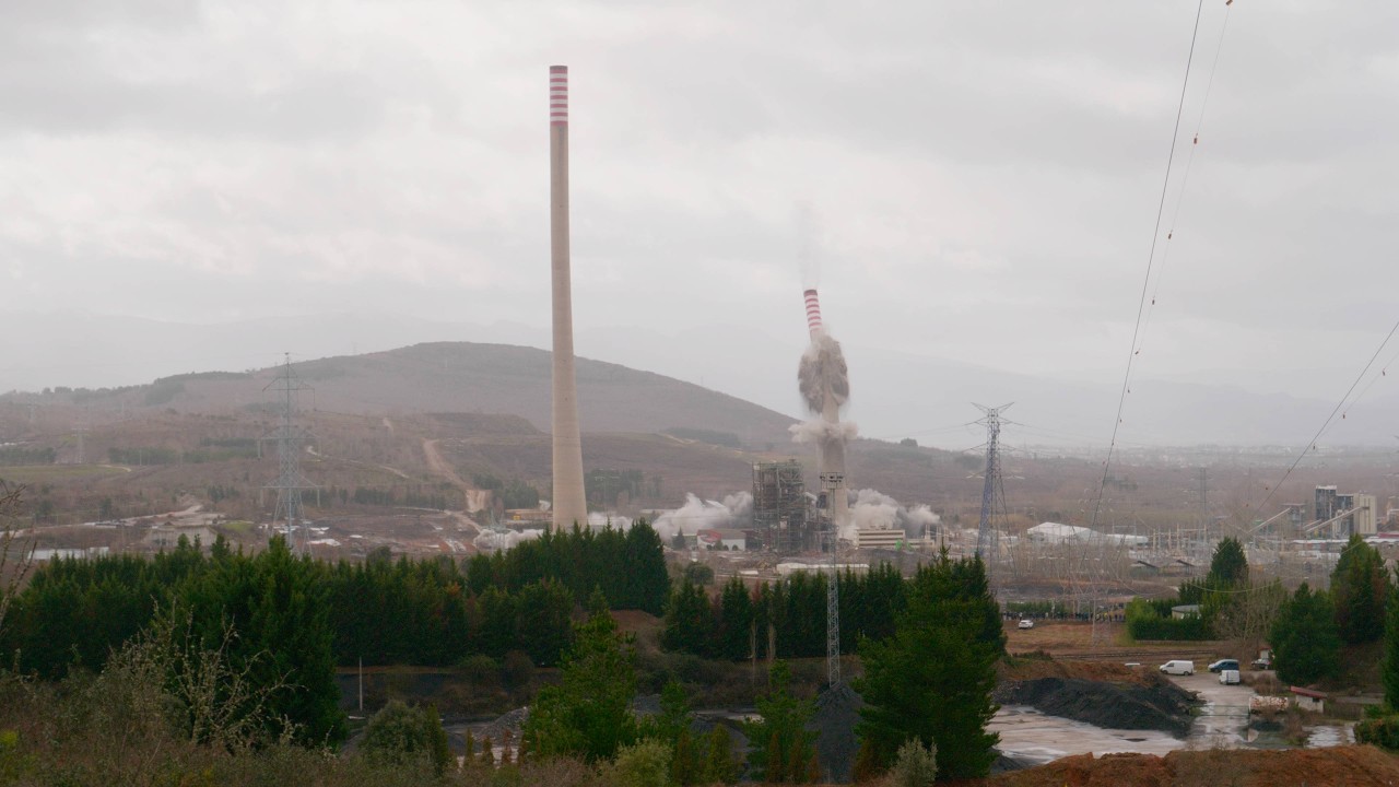 Las chimeneas de la central térmica de Compostilla II se resisten a caer