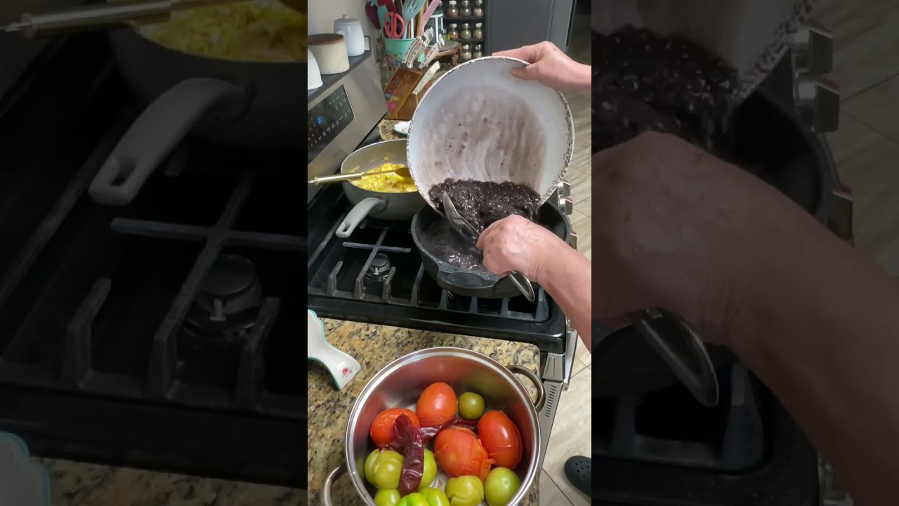 Sabrosos huevo guisados en salsa con frijoles negros guisados y tortillas recién hechas #mary68