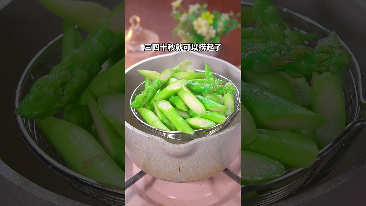 夏日清新小炒~芦笋口蘑炒虾仁，芦笋清新爽口，虾仁吸饱了口蘑的鲜香，做法简单还很营养健康噢#美食#家常菜
