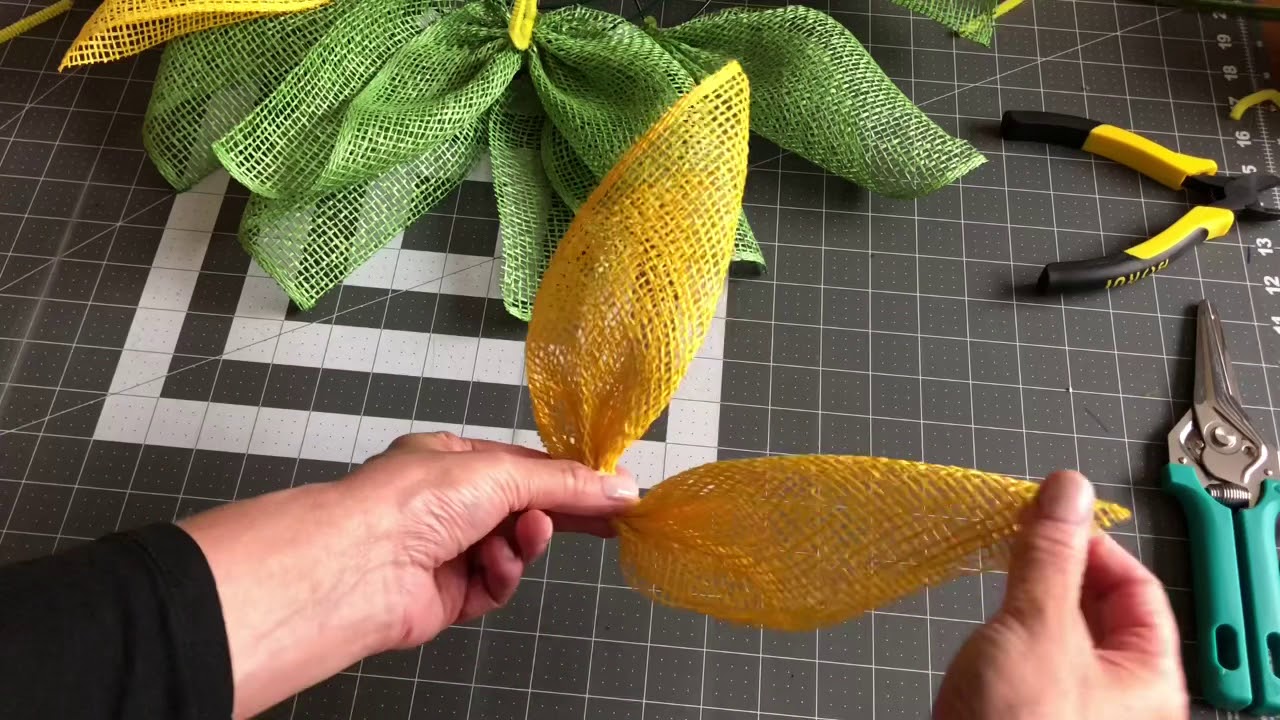 Pointed Petal Daisy Wreath Tutorial by DeanMichaelDesigns