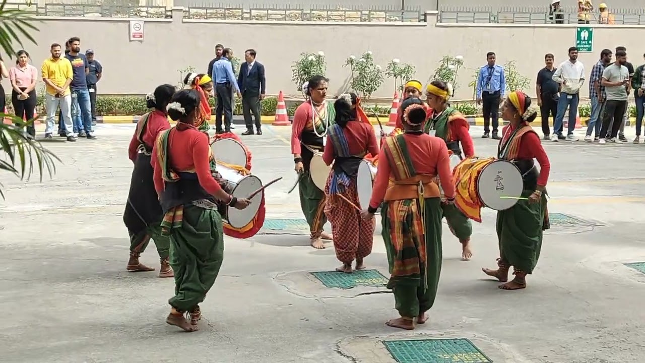 ಕನ್ನಡ ರಾಜ್ಯೋತ್ಸವದ ಸಂದರ್ಭದಲ್ಲಿ ಡೊಳ್ಳು ಕುಣಿತವು ಕರ್ನಾಟಕದ ಸಾಂಸ್ಕೃತಿಕ ಉತ್ಸವಗಳನ್ನು ಅಲಂಕರಿಸುತ್ತದೆ,