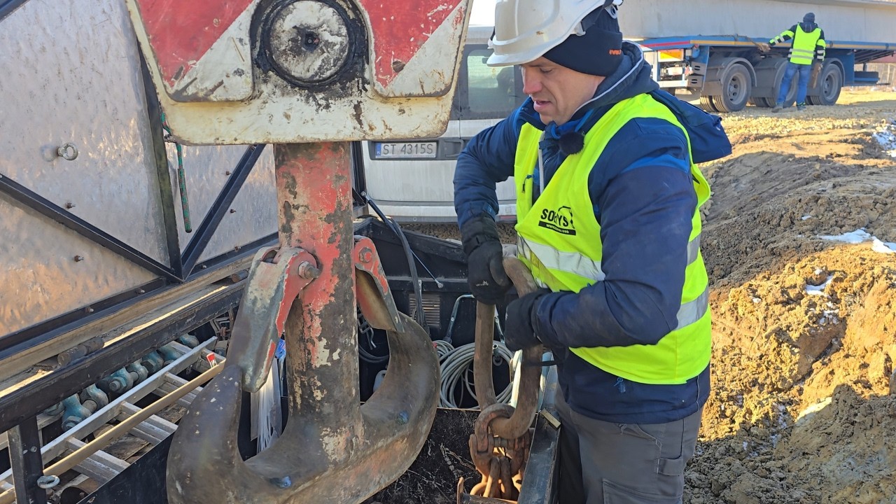Wrzucamy belki 25 ton na most! Zobacz pracę dźwigu 350 ton przy budowie drogi S1 | Sołtys Dźwiga