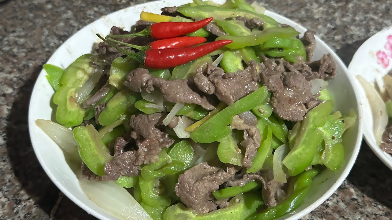 Thịt bò xào khổ qua mềm ngon nhanh gọn bổ dưỡng cho gia đình 