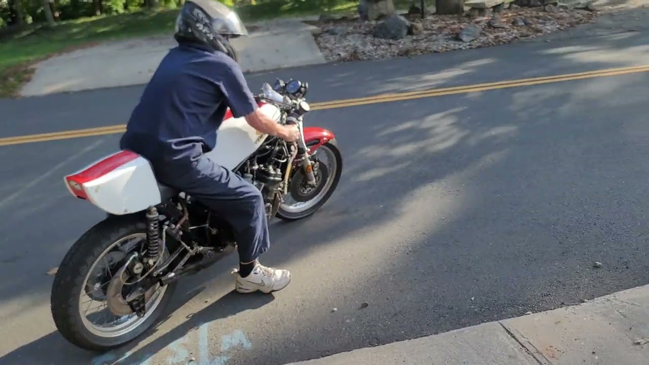 YAMAHA TZ750 WARM UP & 1ST RIDE
