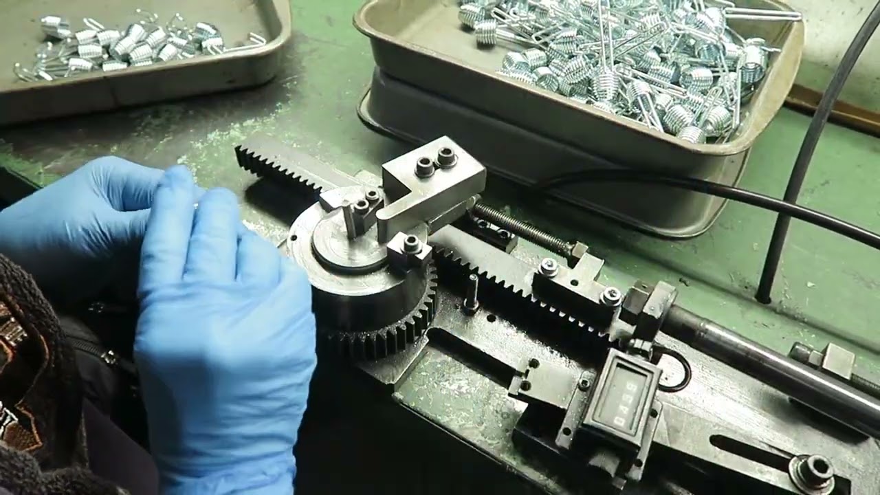 フック金具付きゴムロープの金具部分の製造ーバネ・線材加工品メーカー｜コムラ産業
