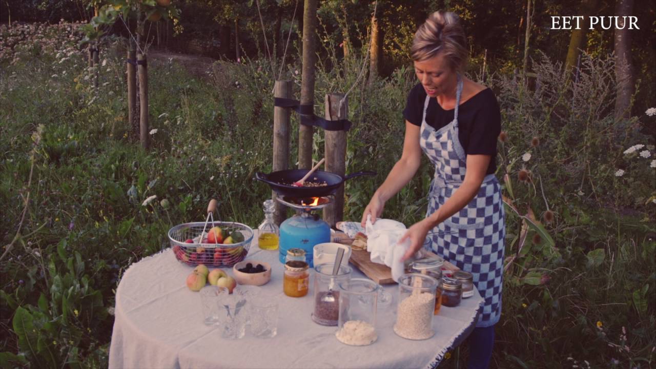 Eet Puur | Recept: Crunchy crumble met hangop en fruitcompote