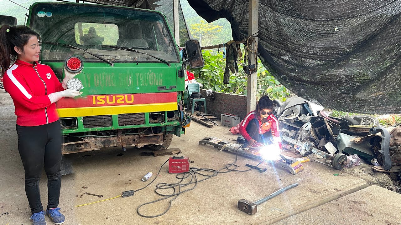 Restoring an old VINAXUKI garbage truck, a job for a young girl.