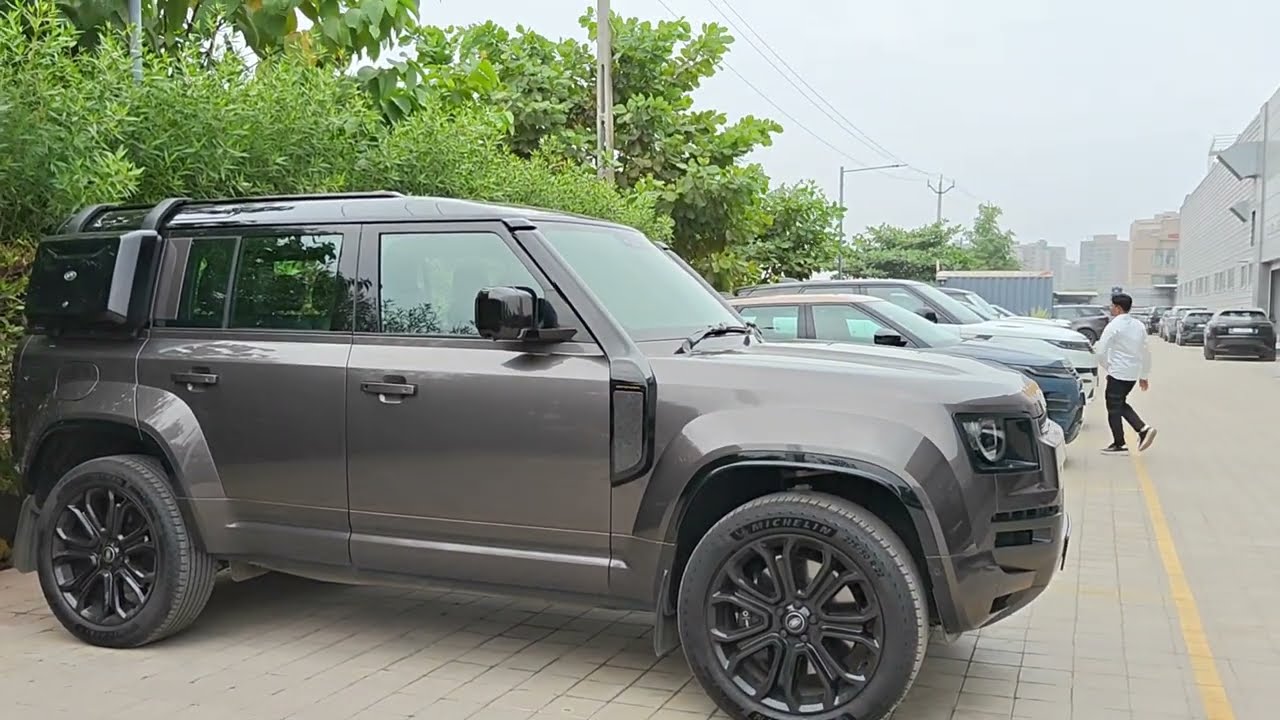 Yeh Defender Octa mein aesa kya 🧐. Extra 1.5 crore for this 😱. Subscribe me 😀.