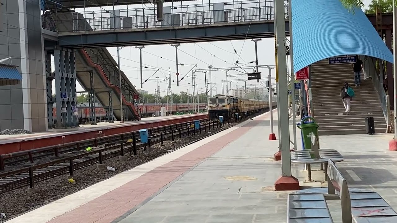 BGKT WDP4D 40098 With Barmer - Rishikesh Express Skips Bhagat Ki Kothi, Jodhpur, Rajasthan, India