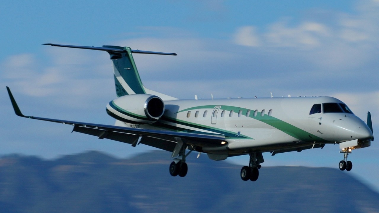 VAN NUYS AIRPORT PRIVATE JETS | Plane landing and takeoff video