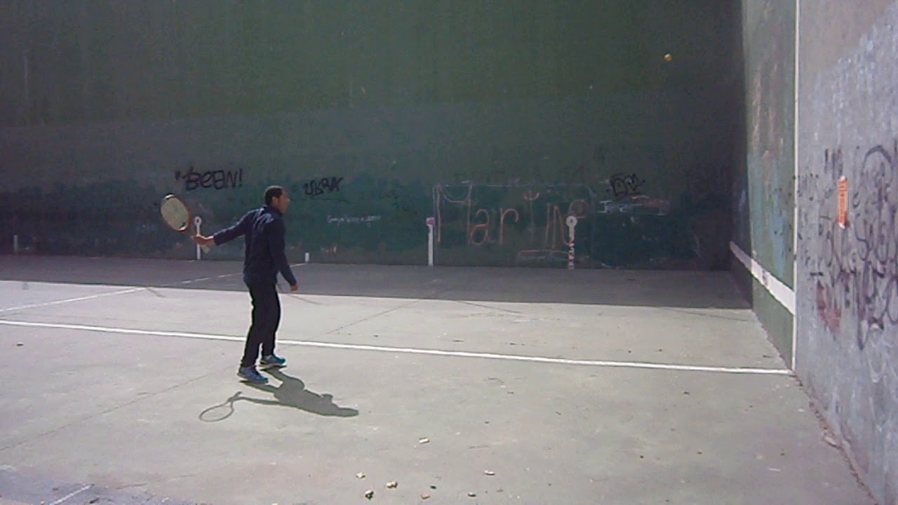 Frontenis practicando tiros y efectos con la carambola