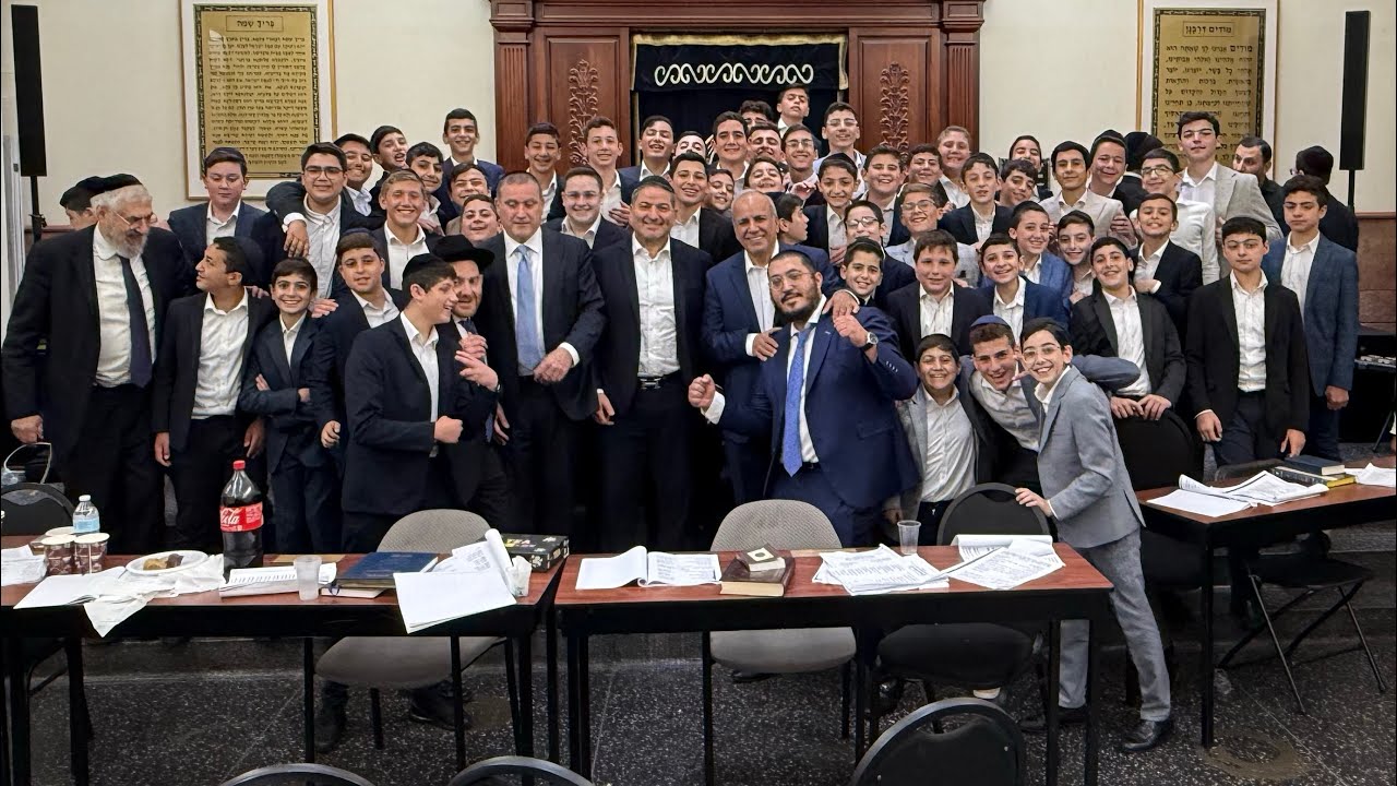 גדול החזנים יחיאל נהרי והחזן הדגול דוד שירו אשא עיני ועוד בישיבת שערי תורה ברשות המלמד ר מאיר נמני