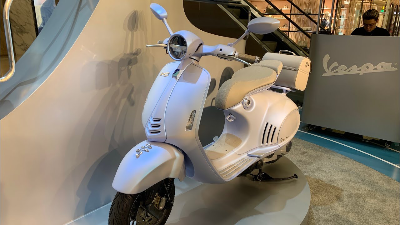 Đi dạo xung quanh và tham quan nhanh Vespa 946 Snake 2025