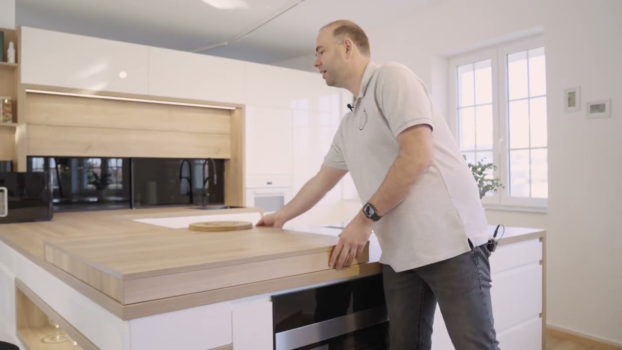 Mart fogantyús, festett, U alakú konyha, tölgy színnel kombinálva, Miele gépekkel,extra vasalatokkal