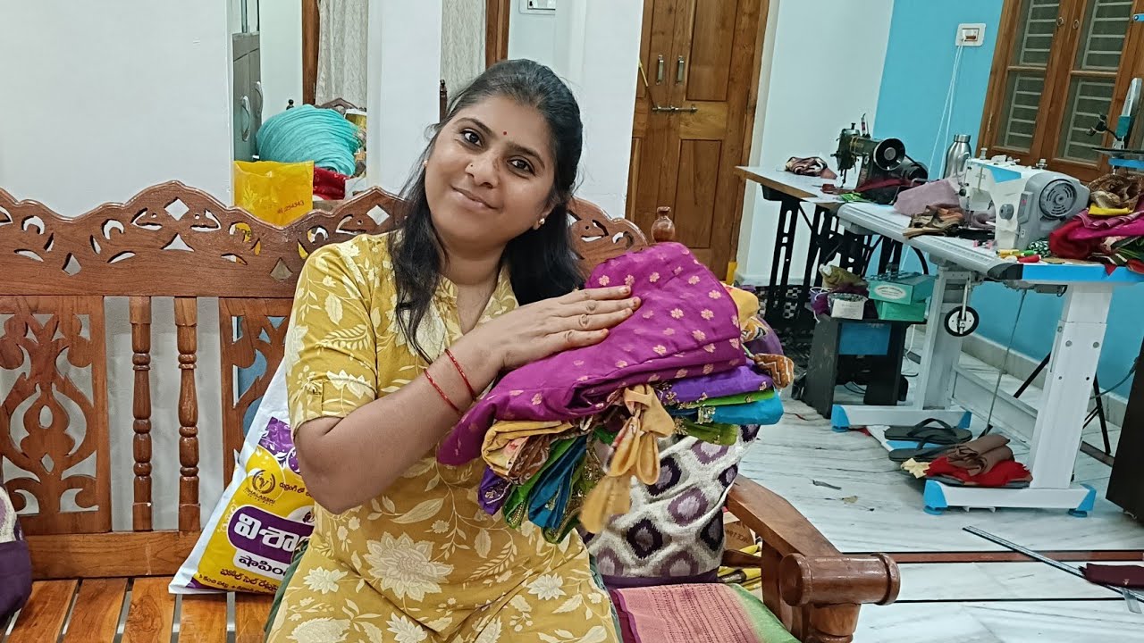 ఇప్పుడు ట్రెండుకు తగ్గట్టు బ్లౌజులు డిజైన్ చేయించుకోండి ఎప్పుడు ఒకేలా కాకుండా నలుగురిలో స్పెషల్ గా 