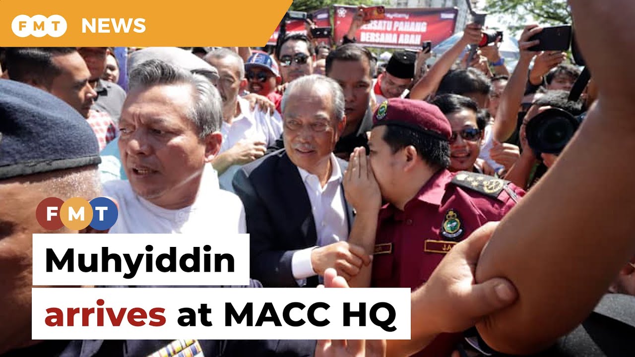 Muhyiddin arrives at MACC headquarters