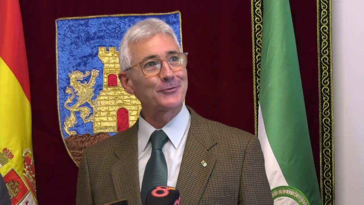 EL ALCALDE DE CHICLANA IMPONE LA INSIGNIA DEL AYUNTAMIENTO AL POLICÍA LOCAL JUAN JOSÉ LÓPEZ