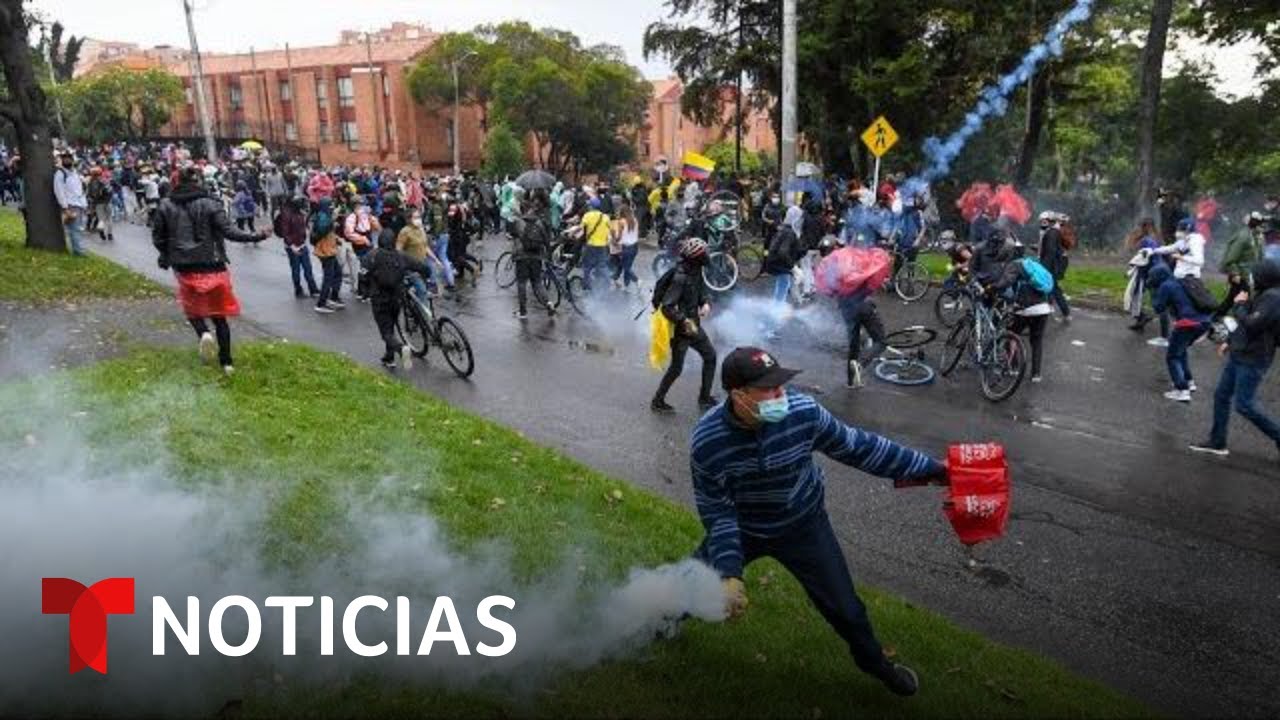 Al menos 13 muertos en las protestas que arrasan a Colombia | Noticias Telemundo