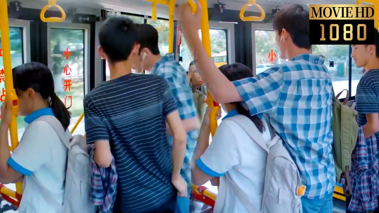 【MOVIE】少女被猥琐男骚扰，男主撞开猥琐男，把少女圈进怀里！|中国电视剧 Chinesedrama