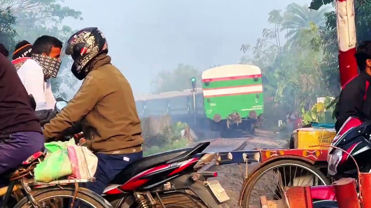 বিলাসবহুল কপোতাক্ষ এক্সপ্রেস ও চিত্রা এক্সপ্রেস যখন একসাথে চলে