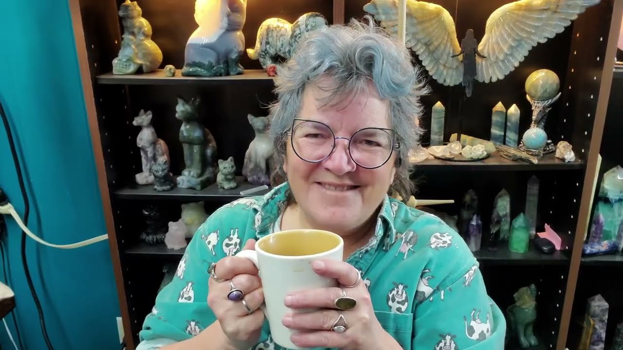Шелк тусса, окрашенный и спряденный вручную — День Адвента № 22