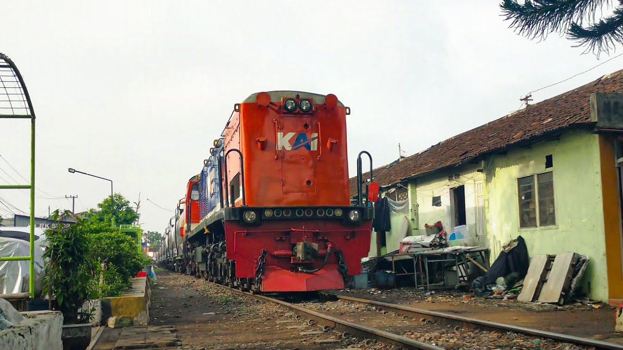 Lokomotif CC 201 83 48 SDT Saat Melangsir Rangkaian Gerbong Pertamina Di Malang Kota Lama 