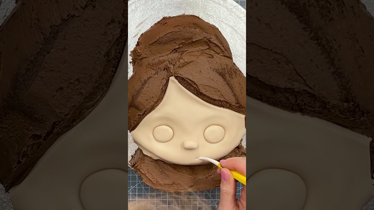 Mrs. Claus cake: A sweet slice of Christmas! ❄️✨ 