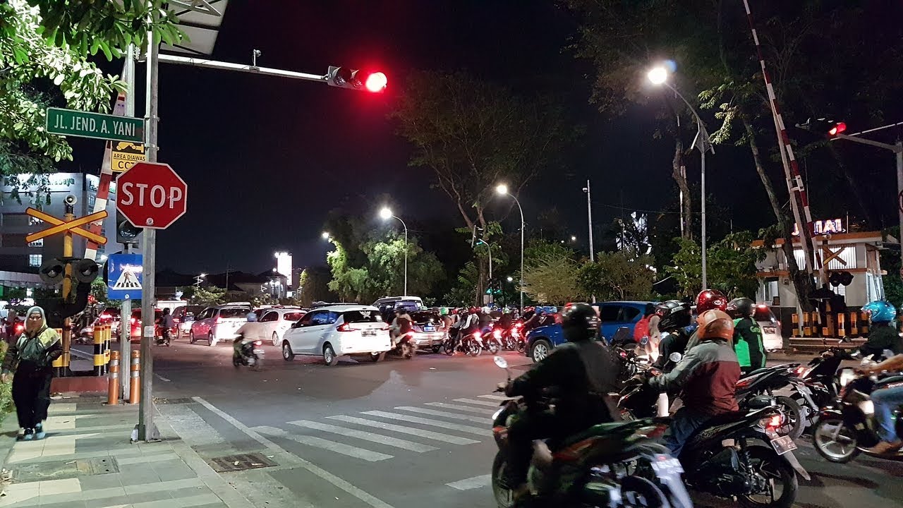 Perlintasan kereta api royal plaza rsi wonokromo surabaya malam hari railroad crossing