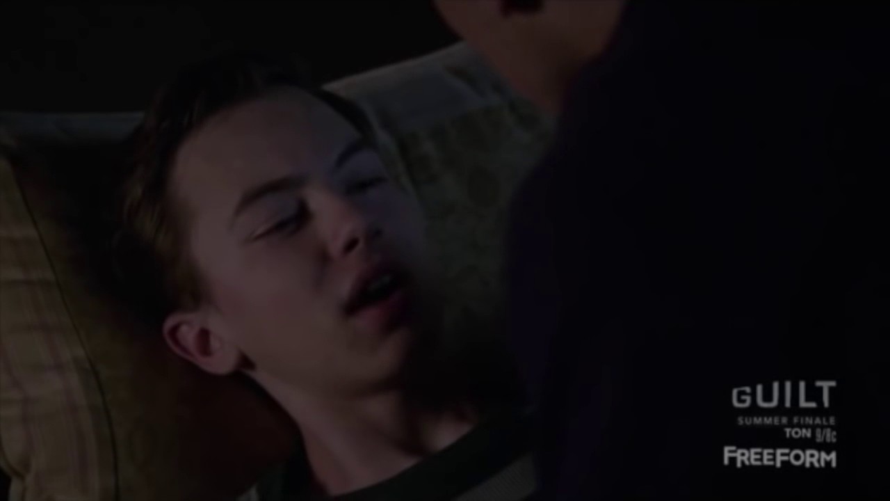 29.JUDE AND NOAH KISS.mp4