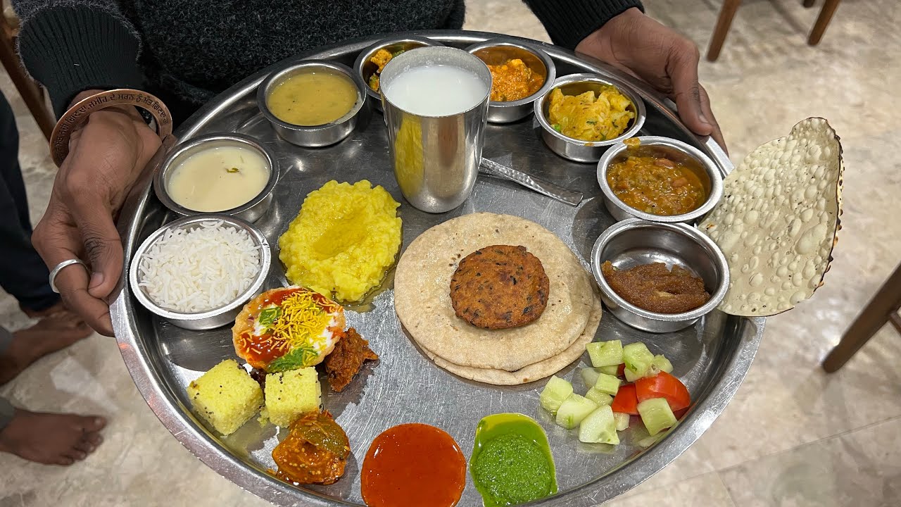 Udaipur की राजस्थानी & गुजराती थाली | All flavours in one plate | Full diet ￼| udaipur food tour￼￼