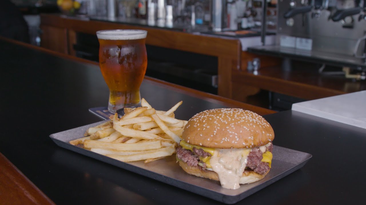 Лучшие бургеры Чикаго: Leavitt Street Inn & Tavern