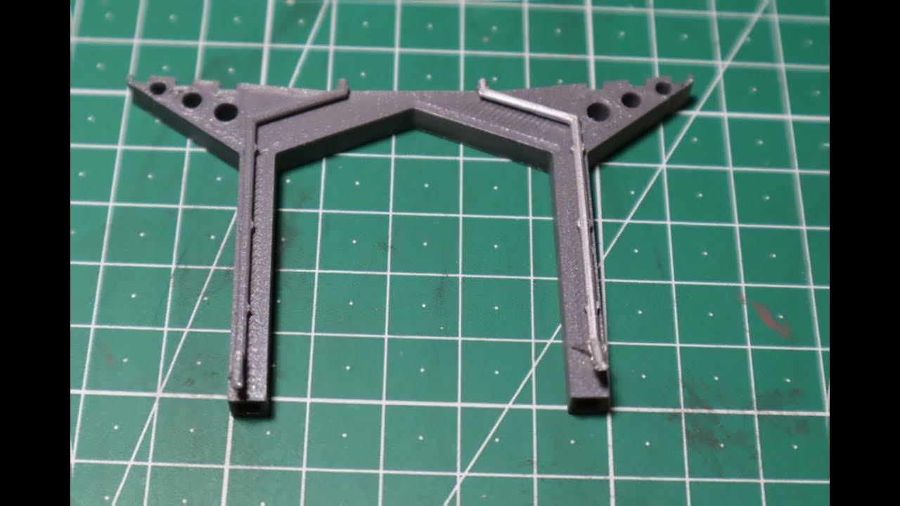 Modellbahn H0 Bahnsteig aus dem 3 D-Drucker wird mit Airbrush lackiert