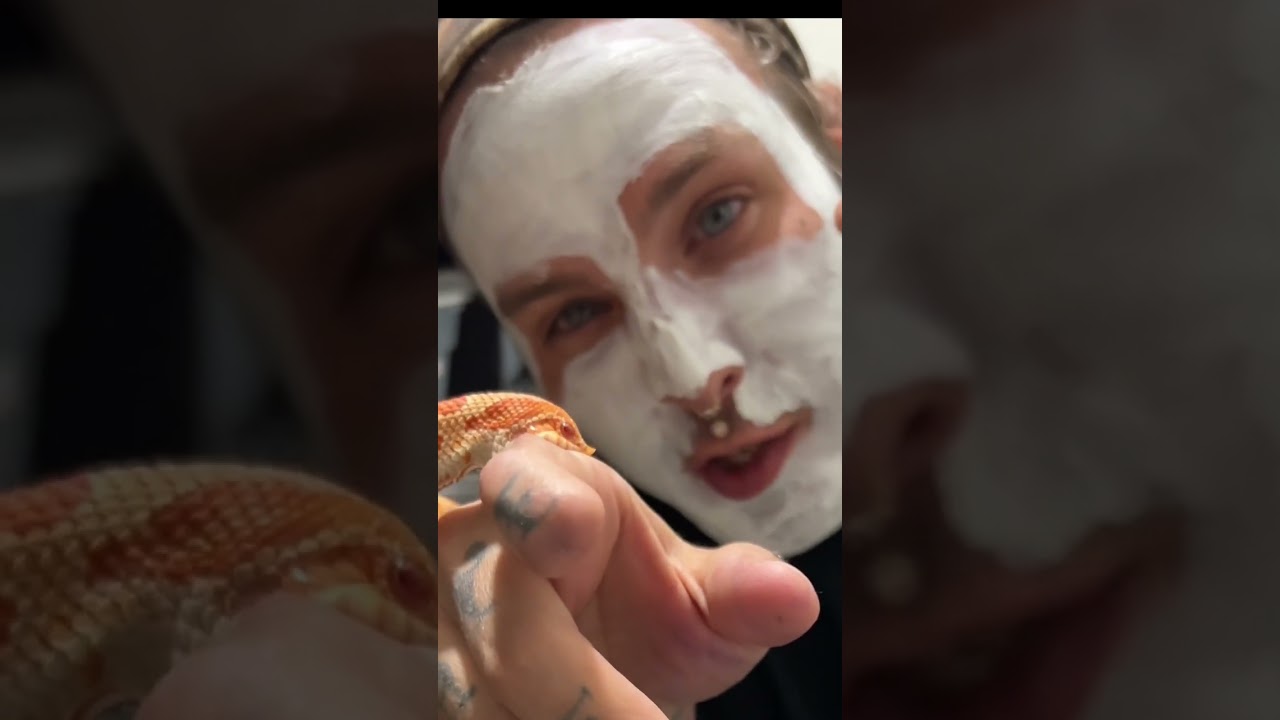 How to survive Hognose Snake bite! When #selfcare goes wrong lol my girlfriend made me do it 💅