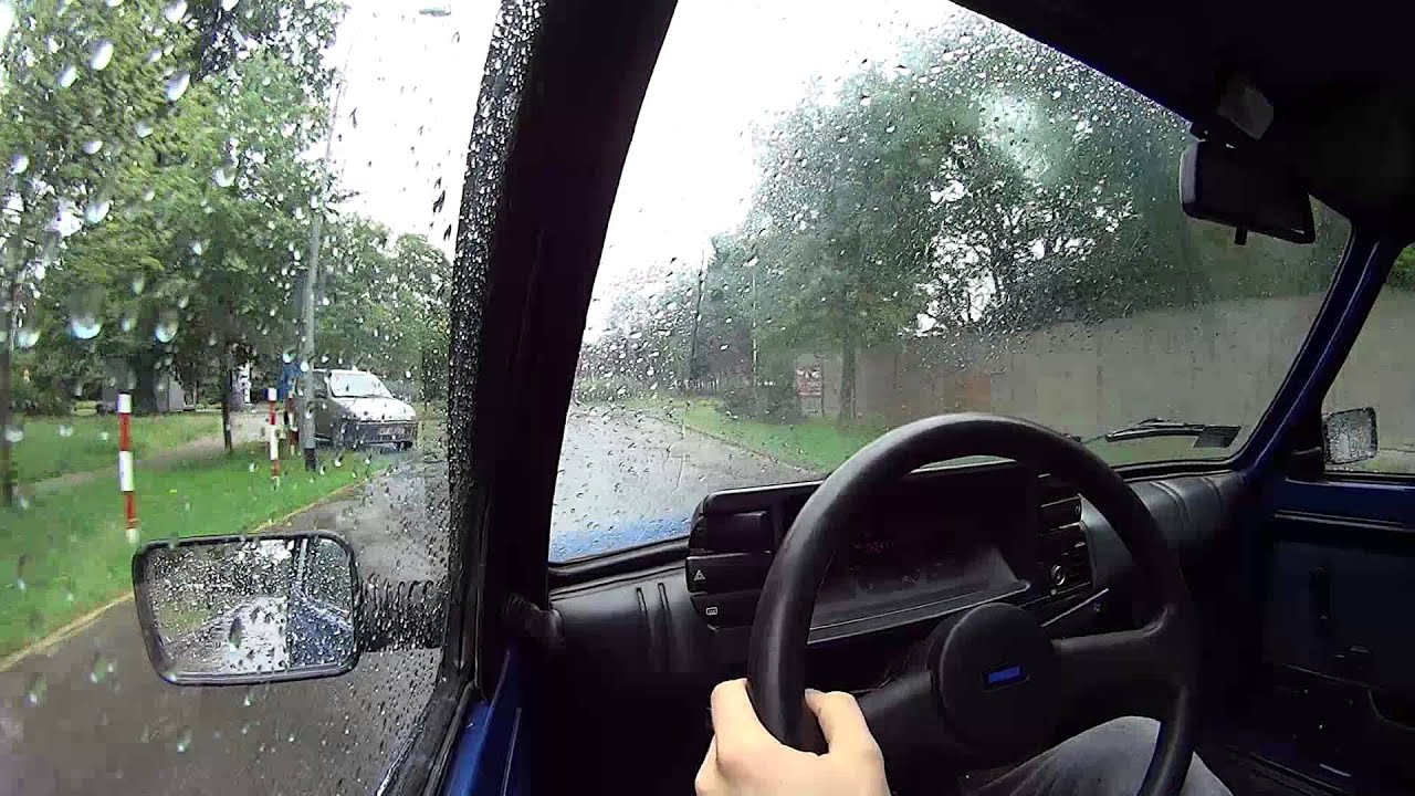 Fiat 126p i deszczowa przejażdżka po mieście