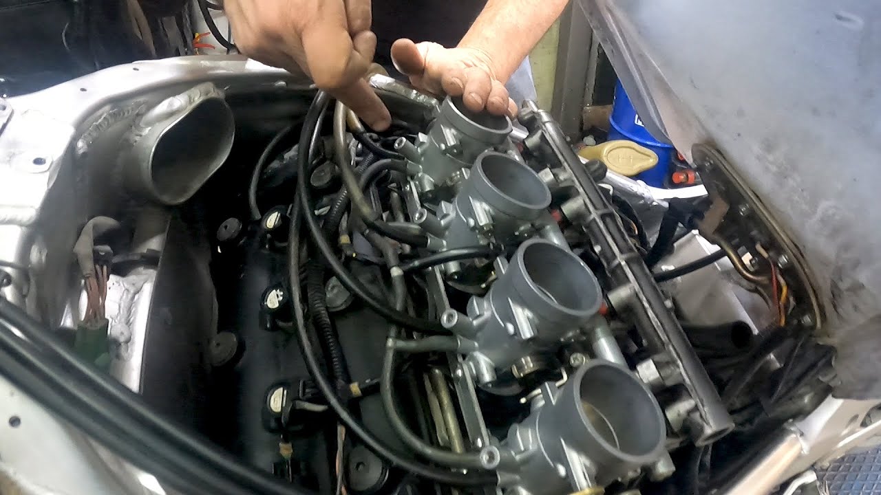 &Rho;ύ&theta;&mu;&iota;&sigma;&eta; &pi;&epsilon;&tau;&alpha;&lambda;&omicron;ύ&delta;&omega;&nu; GSXR 750 - 1998 / &Tau;hrottle adjustment