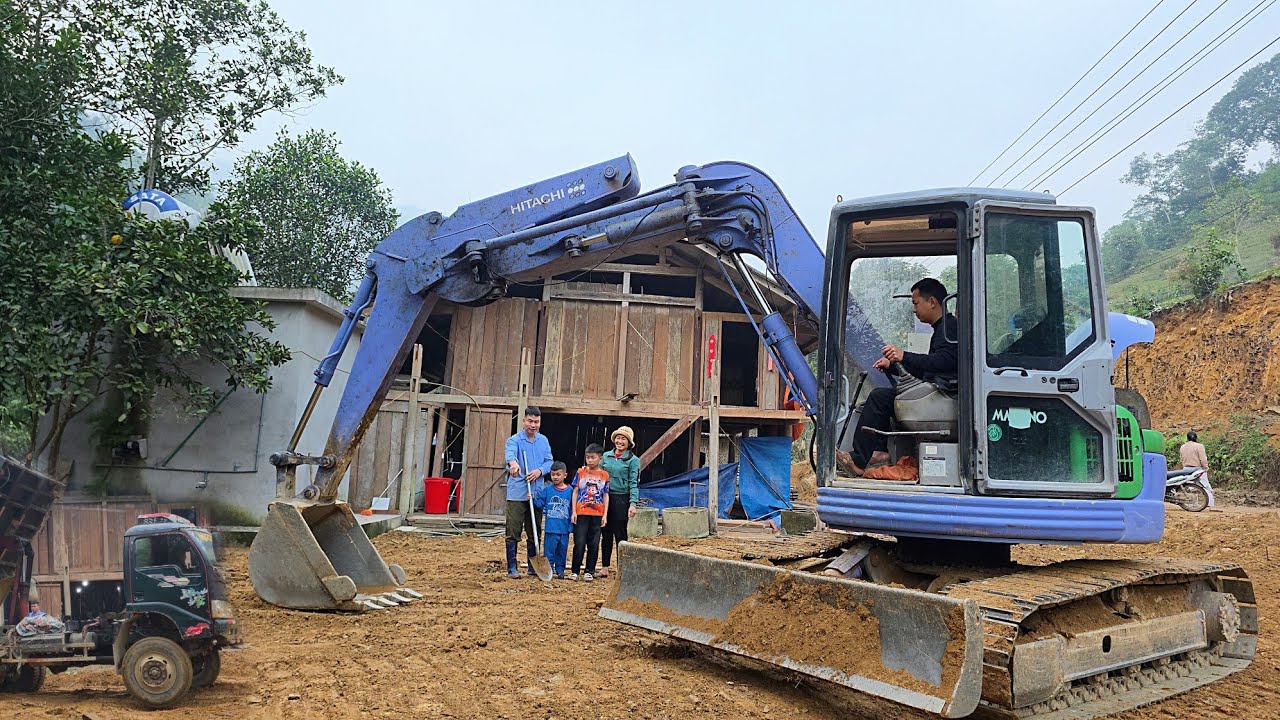 Dang and Thanh were overjoyed to receive help from kind people in building a new house.
