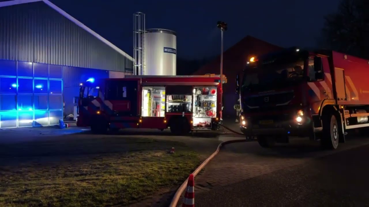 Brand in koeienstal aan de Visschersdijk in Markelo onder controle