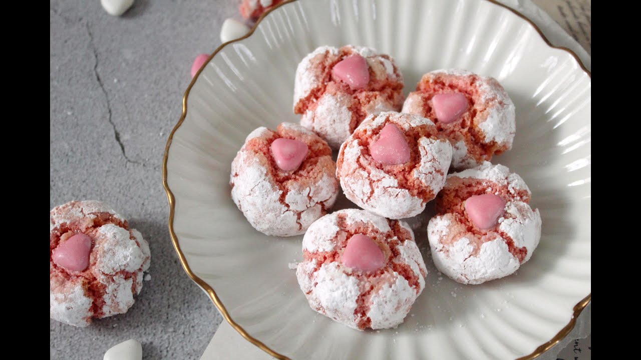 Amaretti à la rose et aux biscuits roses de Reims - حلوى جافة بماء الورد