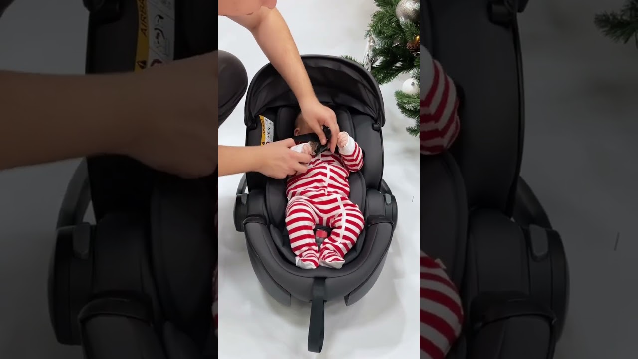 папа пристегивает малыша в автокресло Britax Roemer BABY-SAFE 5Z2