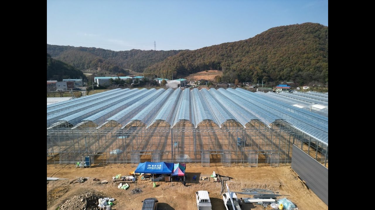 평택 스마트팜 피복영상입니다 영상이 업로드가 조금 늦었습니다 이제 골조는 설계변경한 부분까지 마치고 피복작업도 막바지에 이르렀습니다 완공모습 조만간 보여드리겠습니다