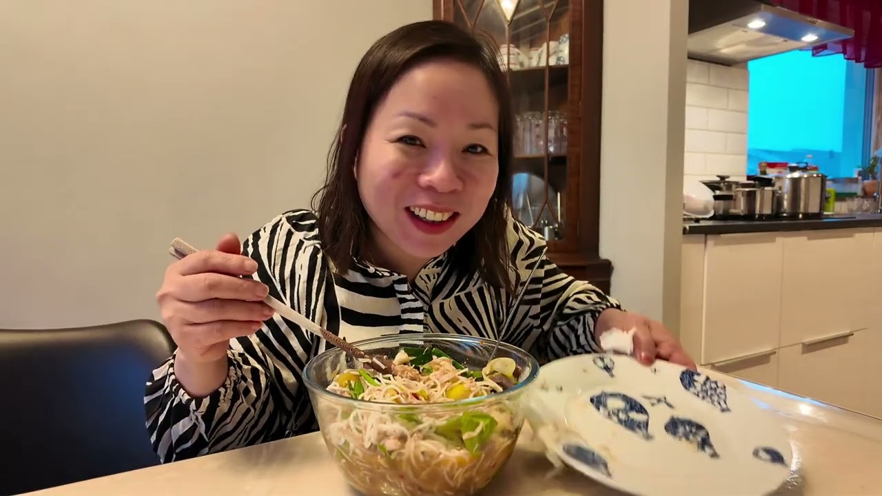 Một ngày đi cà phê với bạn đi đâu thì đi cơm nhà vẫn là ngon nhất ￼￼