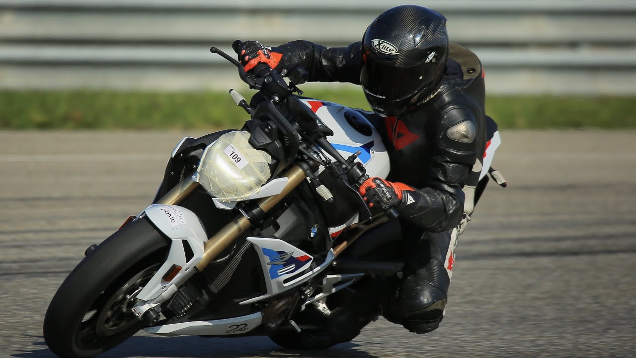 Bmw S1000R al Tazio Nuvolari: le ho sbottonato la camicetta!