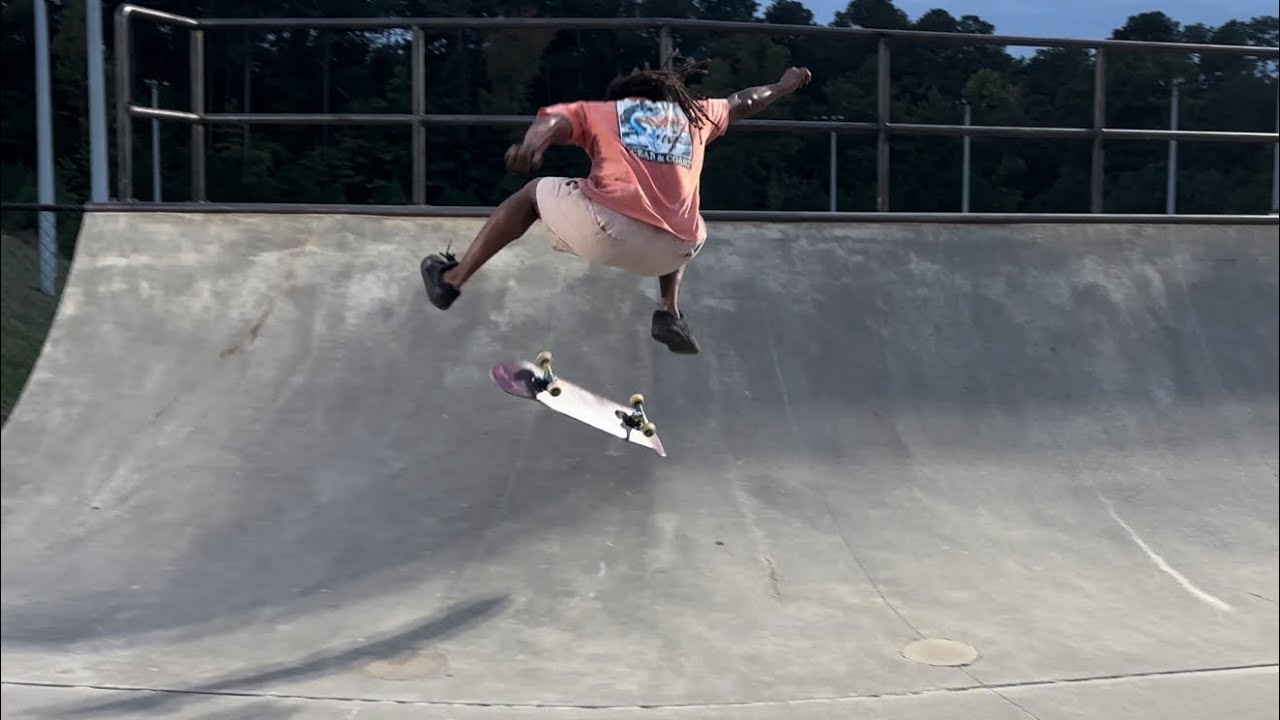 Huge front heelflip on the quarter and learning fs flip in one day 12 month skate progression😤