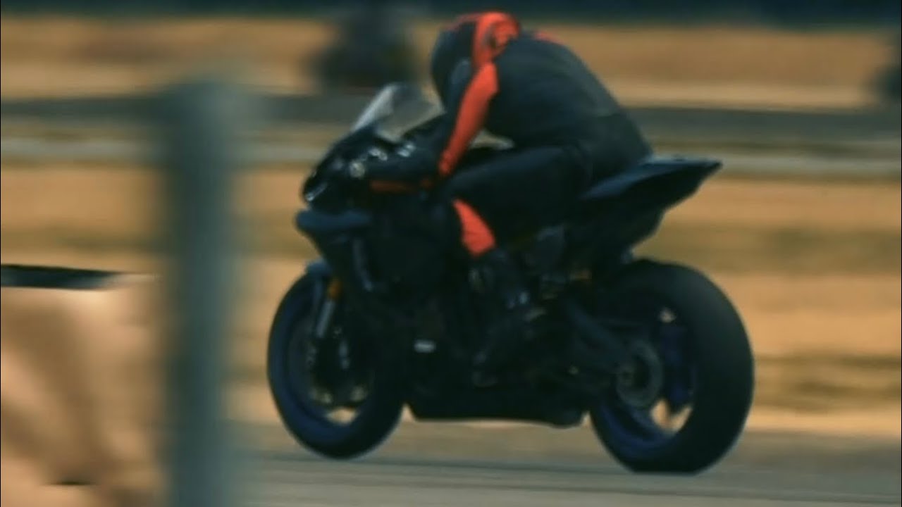 R1 hunts down 2025 Ducati V4S