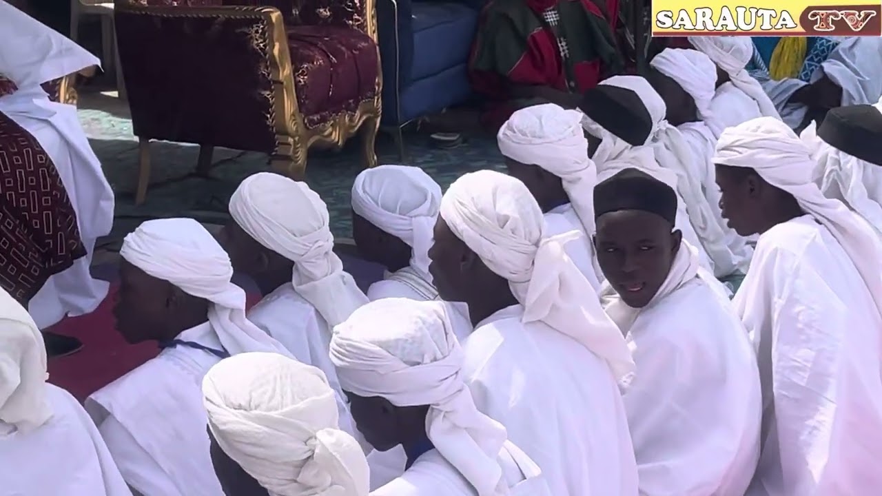 Mai martaba Sarkin Kano ya rabawa Dalibai Alqur’ani da Hannunsa.