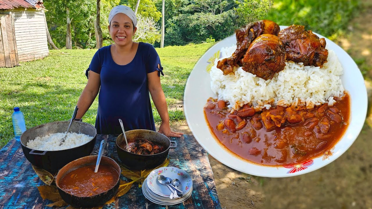 Con Una Rama De Orégano Verde Cocina El Pollo I Comida Típica. La vida del campo