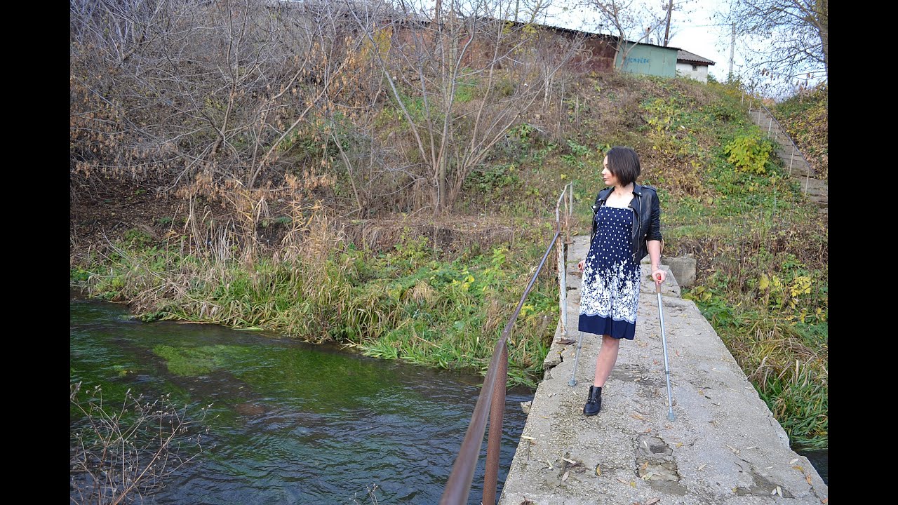 Ампути прогулка на природе в длинном платье. Beautiful amputee walking in nature in a long dress